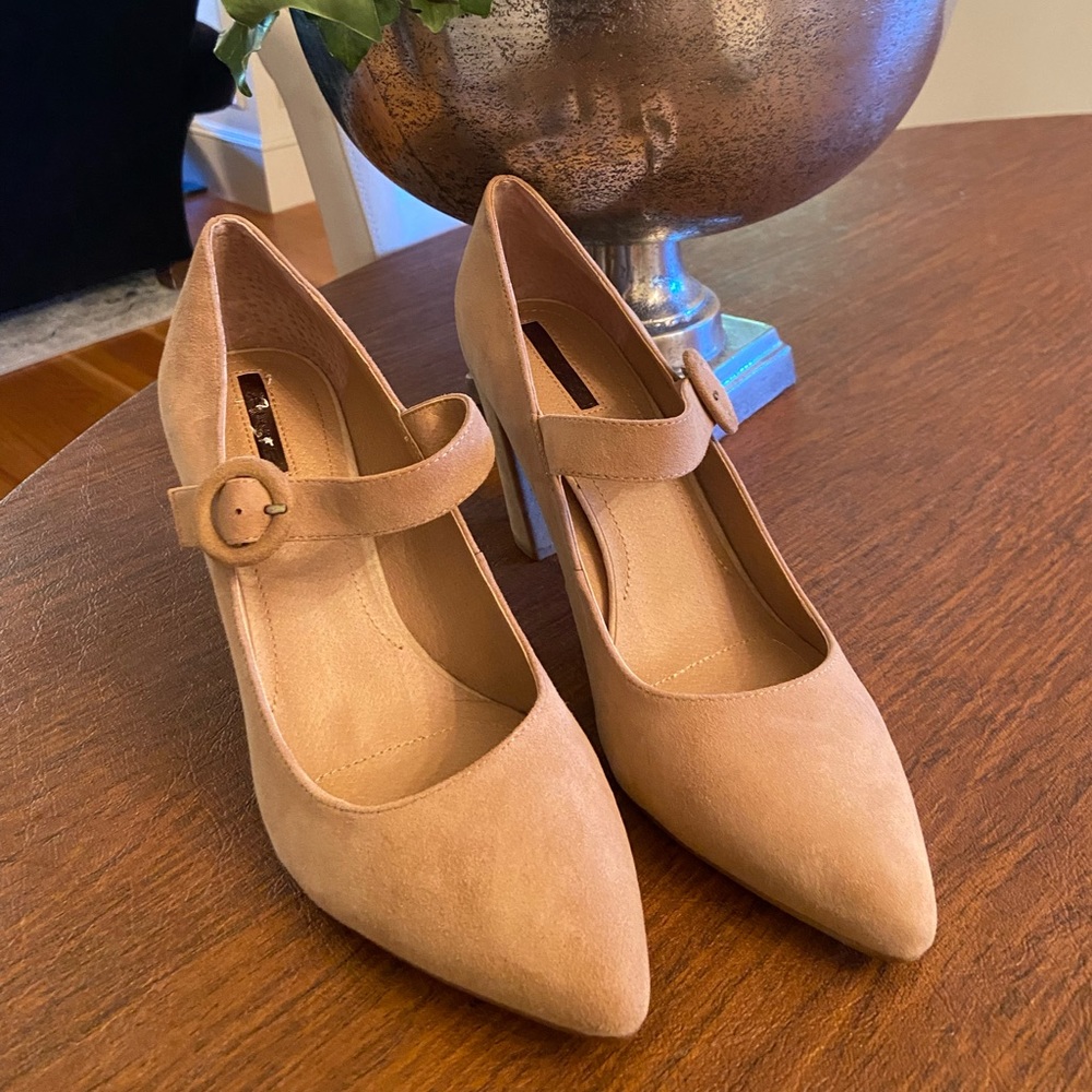 TAHARI AVERY beige suede block heel